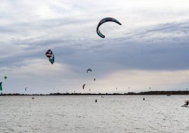 Kitesurfing: fly over the waves!